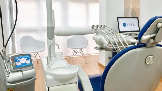 Interior de la clínica Instituto Dental ABAD en Murcia