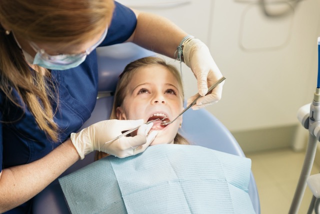 Paciente infantil sonriendo tras su revisión dental en Instituto Dental ABAD, Murcia