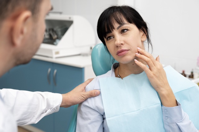 Higienista del Instituto Dental ABAD en consulta, Murcia